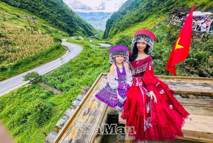 Du khách thuê những trang phục nhiều màu sắc để hoà vào thiên nhiên vùng núi đèo.
