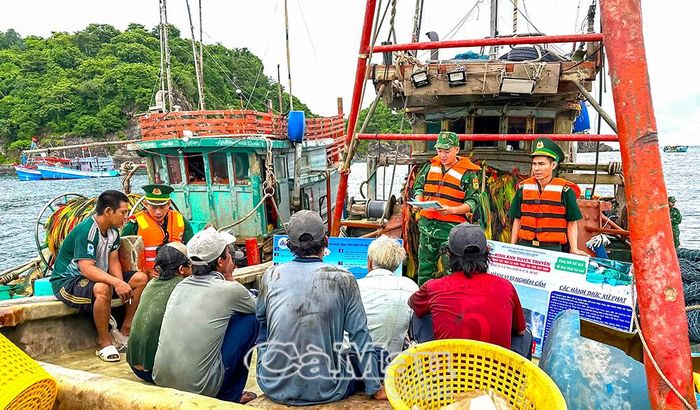 Cán bộ, chiến sĩ Đồn Biên phòng Hòn Chuối tuyên truyền, hướng dẫn ngư dân thực hiện đúng các quy định pháp luật khi khai thác hải sản trên biển.