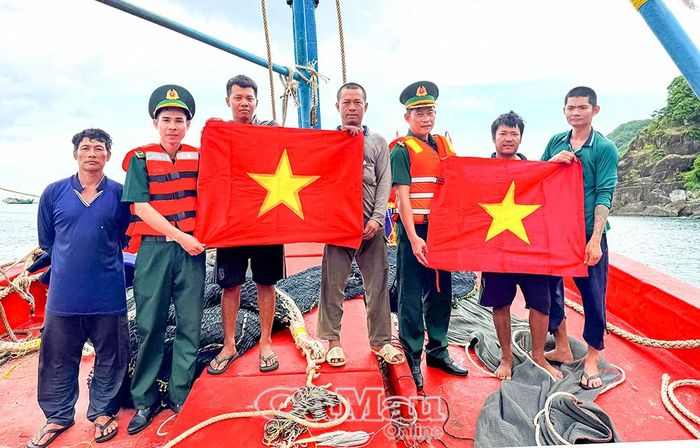 Đồn Biên phòng Hòn Chuối tặng cờ Tổ quốc cho ngư dân, góp phần nâng cao ý thức bảo vệ chủ quyền biển, đảo trong quá trình khai thác hải sản.