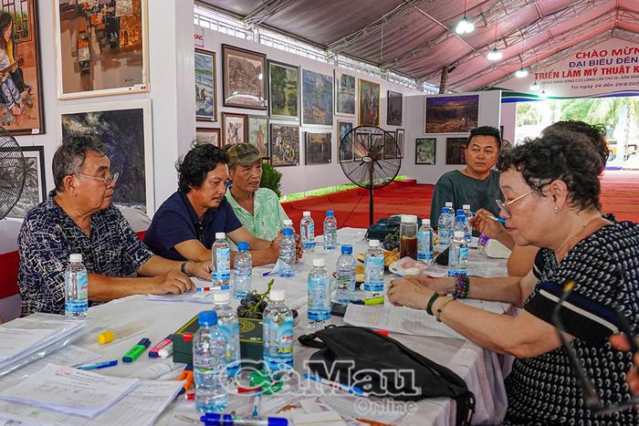 Hội đồng Nghệ thuật Hội Mỹ thuật Việt Nam thảo luận tại buổi chấm giải.