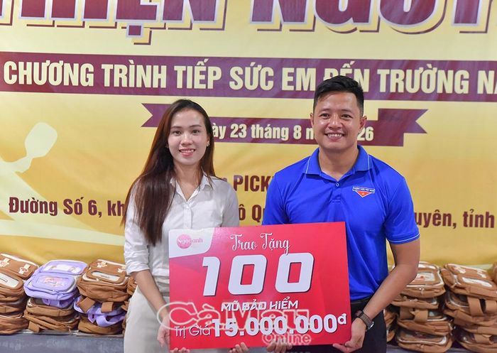Đại diện đơn vị tài trợ trao bảng tượng trưng phần quà hỗ trợ tại chương trình tiếp sức đến trường.