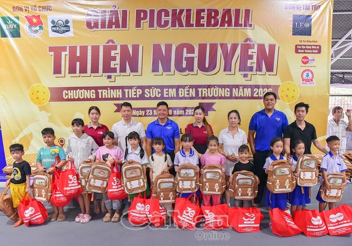 Hoạt động phát huy tinh thần xung kích của tuổi trẻ phường An Xuyên, gắn sân chơi thể thao với hoạt động thiện nguyện.