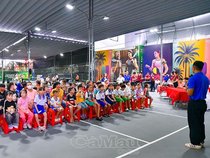 Các em học sinh được nhận phần hỗ trợ cho năm học mới.