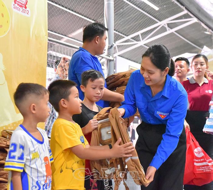 Chị Hà Ngọc Thảo, Bí thư Đoàn Thanh niên các cơ quan Đảng tỉnh, trao phần quà hỗ trợ đầu năm học cho các em.