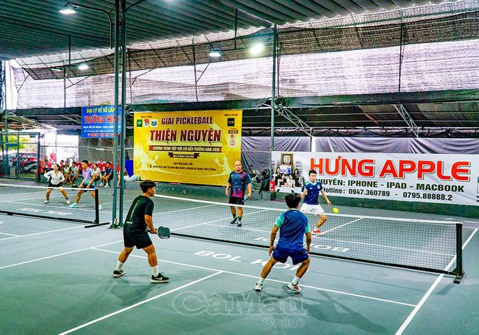 Giải pickleball thiện nguyện thu hút 64 vận động viên tham gia tranh tài, mang đến những trận đấu kịch tính và giàu cảm xúc.