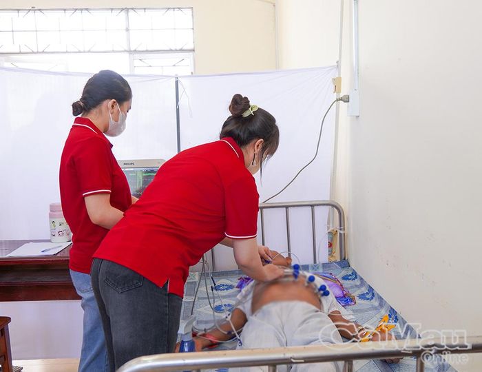 Người dân được đo điện tim nhằm phát hiện, sàng lọc một số bệnh lý.