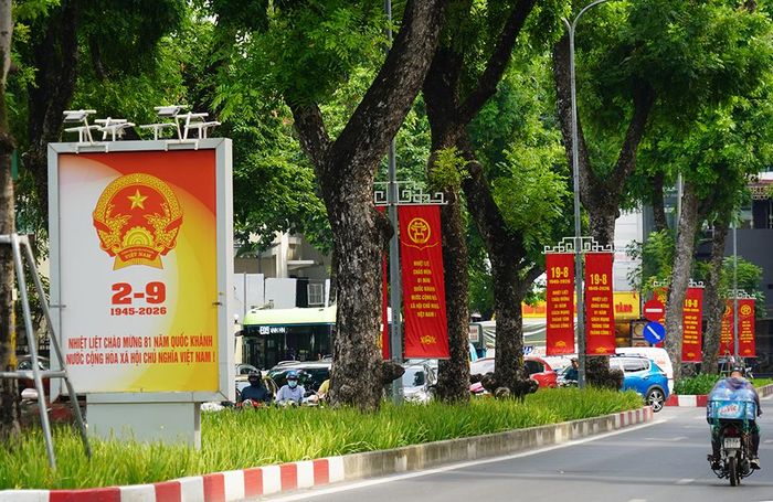 Hệ thống cờ, pano, băng rôn tuyên truyền được trang trí đồng bộ, tạo diện mạo rực rỡ cho Thủ đô. Nguồn: Cổng TTĐT Sở VHTT Hà Nội
