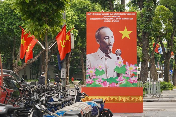 Hệ thống pano, cờ Đảng, cờ Tổ quốc được trang trí trên các tuyến phố trung tâm Hà Nội, tạo không khí trang trọng, rực rỡ chào mừng 81 năm Cách mạng Tháng Tám thành công và Quốc khánh 02/9. Nguồn: Cổng TTĐT Sở VHTT Hà Nội