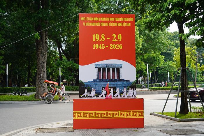 Cụm pano trang trí tại tuyến phố Điện Biên Phủ. Nguồn: Cổng TTĐT Sở VHTT Hà Nội