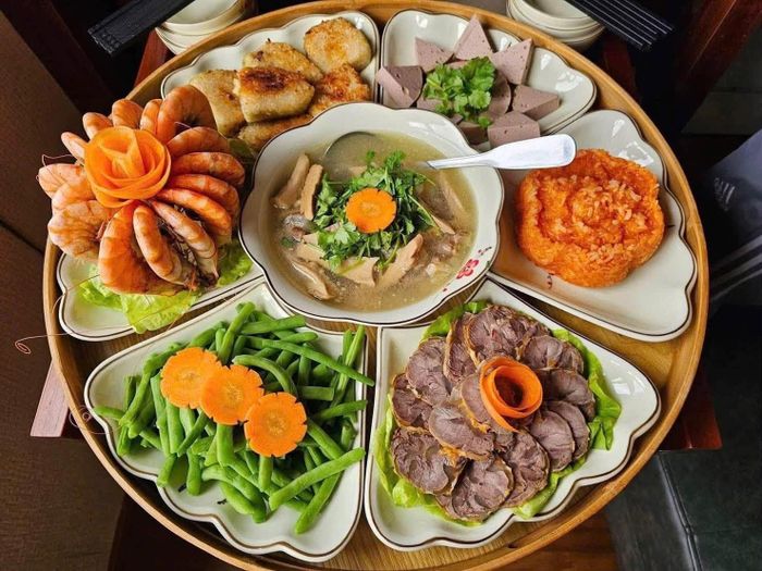 Mâm cúng tươm tất tùy vào từng nhà. Ảnh minh họa.