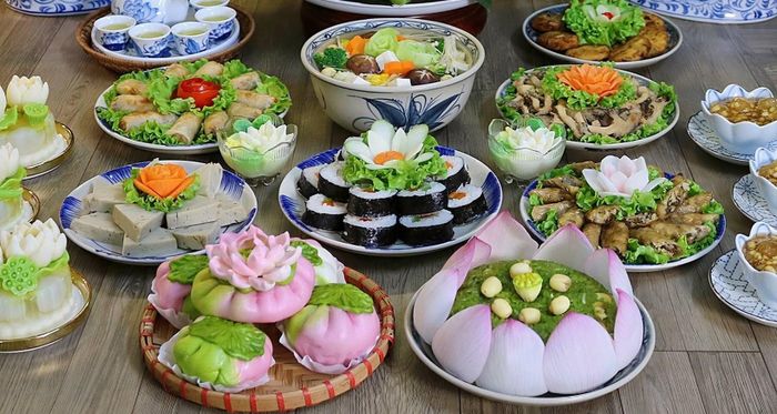 Đối với lễ cúng Phật, mâm lễ nên được đặt trên bàn thờ Phật hoặc vị trí cao nhất trong nhà. Ảnh minh họa.