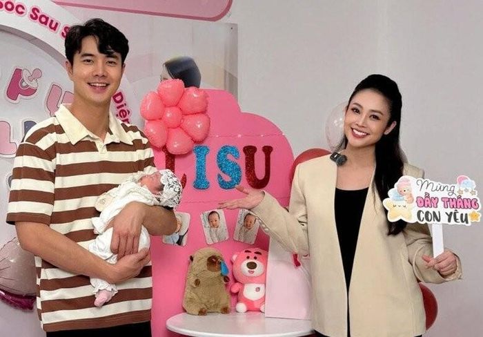 Bé Lisu chào đời vào sáng sớm 20/12/2025. Đây chính là "trái ngọt" sau nhiều năm gắn bó và kiên trì mong mỏi đón thành viên mới của vợ chồng Phùng Đức Hiếu.