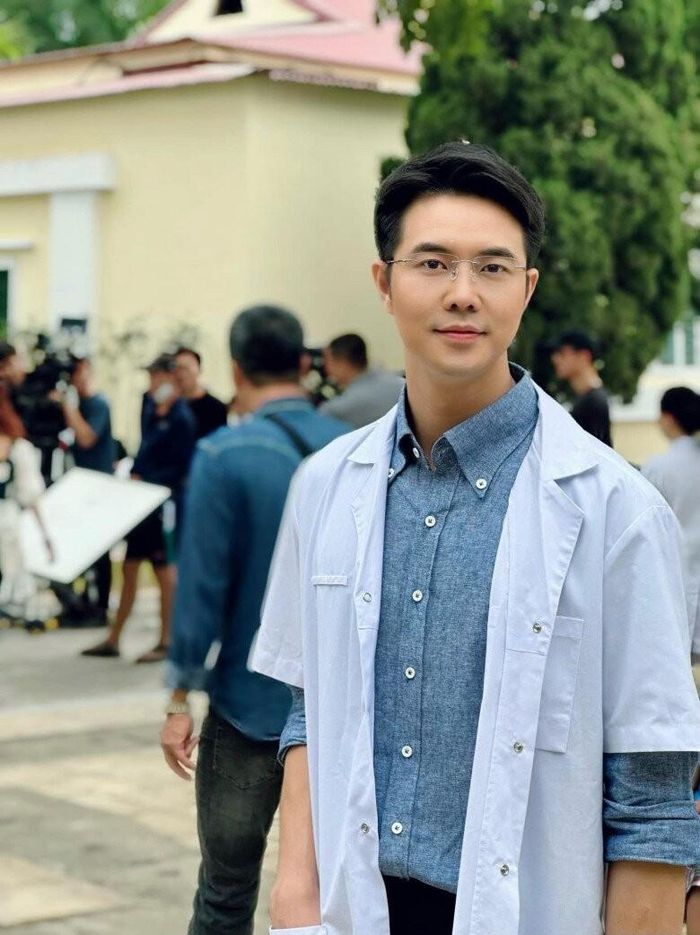 Tạo hình bác sĩ Tuấn của Đức Hiếu trong "Chúng Ta Của 8 Năm Sau".