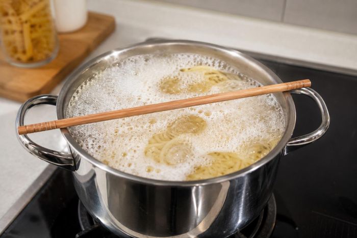 Hữu ích khi luộc mì, pasta. Ảnh minh họa tạo bởi AI.↵