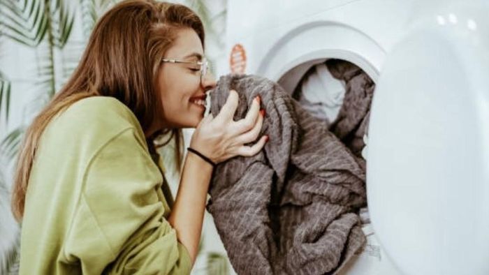 Ngoài ra, trong những ngày mưa ẩm kéo dài, bạn có thể dùng máy sấy để làm khô quần áo. Ảnh minh họa