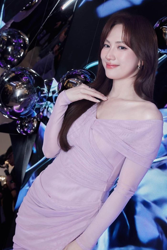 Phương Anh Đào khoe vẻ đẹp nữ tính, cuốn hút ở tuổi 34. (Ảnh: FBNV)
