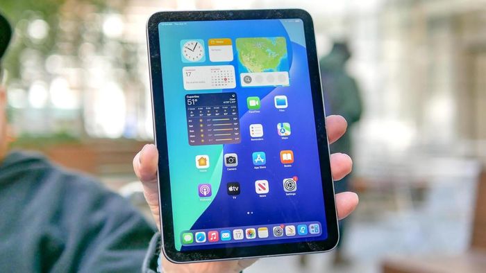 Ảnh dựng MacBook Pro với màn hình cảm ứng. Apple được cho là đang phát triển MacBook Pro OLED hỗ trợ thao tác chạm. Ảnh: MacRumors.