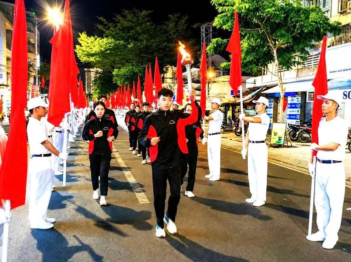 Nghi thức rước đuốc từ Đền Hùng Vương qua nhiều tuyến phố và thắp sáng tại lễ khai mạc.