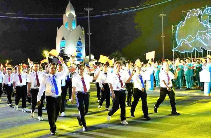 Đoàn VĐV các khối diễu hành tại buổi lễ khai mạc.