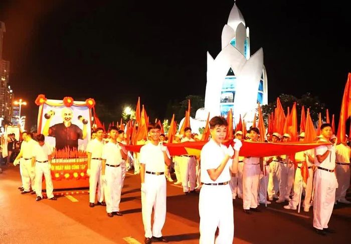Đoàn rước cờ Tổ quốc và chân dung Chủ tịch Hồ Chí Minh