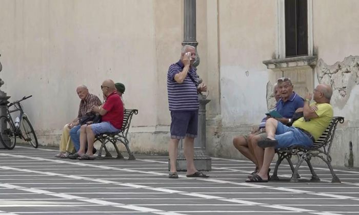 Người dân Floridia trong cái nóng nung người - Ảnh: Reuters