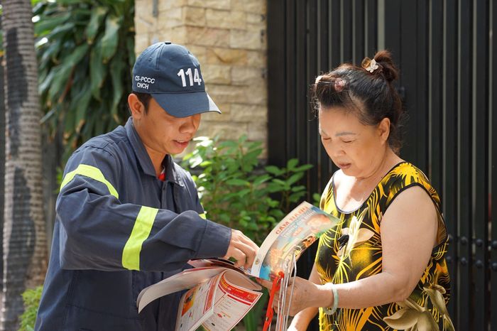 Người dân bày tỏ niềm vui, hài lòng trước sự hỗ trợ tận tình của lực lượng chức năng