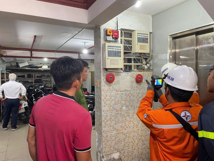 Nhân viên điện lực sử dụng thiết bị chuyên dụng để kiểm tra hệ thống điện