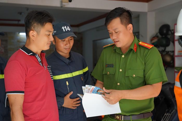 Cán bộ Đội CC&CNCH KV13 phát cẩm nang hướng dẫn về an toàn cháy nổ cho người dân