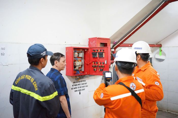 Lực lượng chức năng kiểm tra hệ thống điện phục vục chữa cháy khi khu nhà trọ cho thuê phát sinh sự cố hoả hoạn