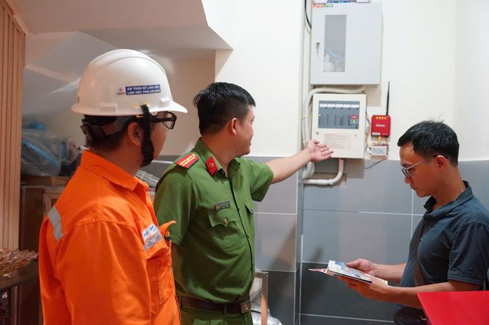 Trong quá trình kiểm tra, lực lượng Cảnh sát PCCC&CNCH sẽ hướng dẫn thêm người dân về các quy định về an toàn cháy nổ, tránh phát sinh các sự cố đáng tiếc