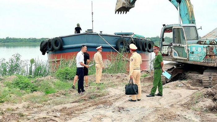 Đoàn công tác đã tiến hành rà soát kỹ lưỡng các điểm xung yếu trên sông Luộc. Ảnh: Công An tỉnh Hưng Yên.