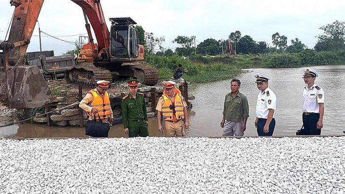 Đoàn công tác tuyên truyền, nhắc nhở người dân nghiêm chỉnh chấp hành các quy định của pháp luật về giao thông đường thủy nội địa. Ảnh: Công An tỉnh Hưng Yên.