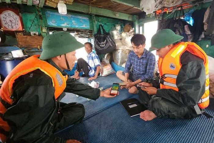Lực lượng Biên phòng thành phố Hải Phòng đã kiểm đếm, thông báo và hướng dẫn các ngư dân về vị trí neo đậu an toàn tại các bến. Ảnh nguồn CTTTP