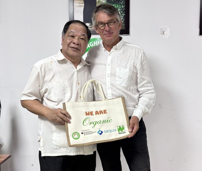 TSKH. Hà Phúc Mịch tặng quà lưu niệm tới ông Peter Prins.