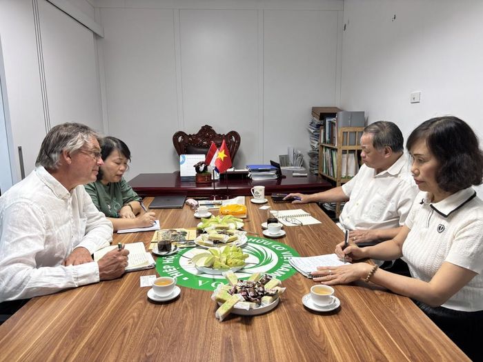 TSKH. Hà Phúc Mịch, Chủ tịch Hiệp hội Nông nghiệp hữu cơ Việt Nam trao đổi với ông Peter Prins, Giám đốc Land Water Food Consult, tại buổi làm việc sáng 21/8.