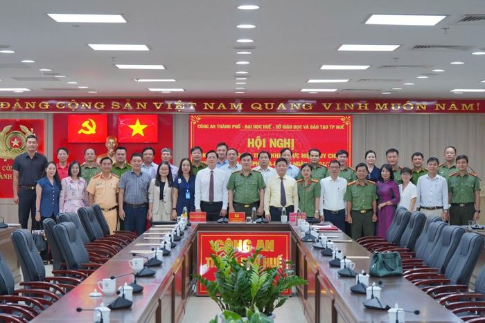 Sáng 21/8, Công an thành phố Huế phối hợp với Sở Giáo dục và Đào tạo, Đại học Huế tổ chức Hội nghị ký kết kế hoạch triển khai thực hiện Quy chế phối hợp...