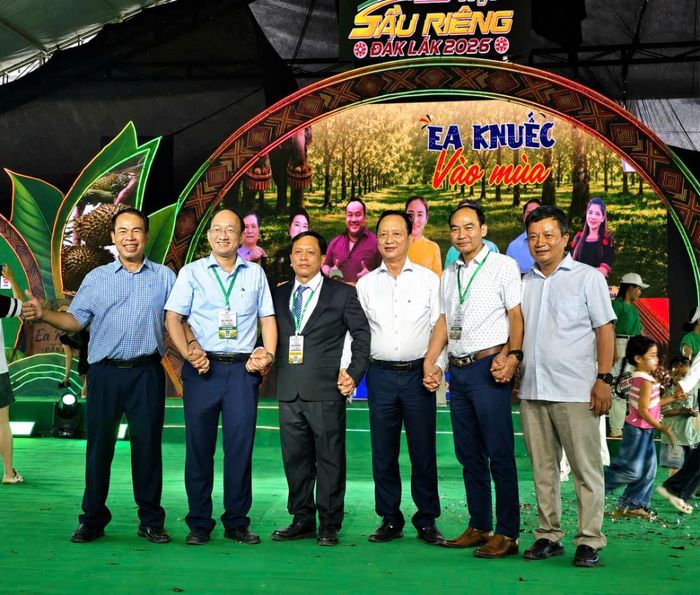  Các đại biểu chụp ảnh lưu niệm tại lễ khai mạc chuỗi hoạt động “Ea Knuếc vào mùa”. 