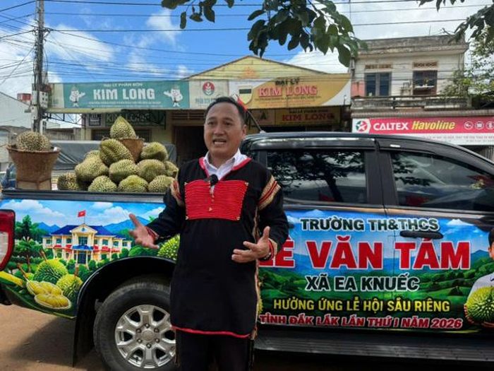  Người dân chia sẻ niềm vui, câu chuyện về mùa sầu riêng và không khí lễ hội tại địa phương. 