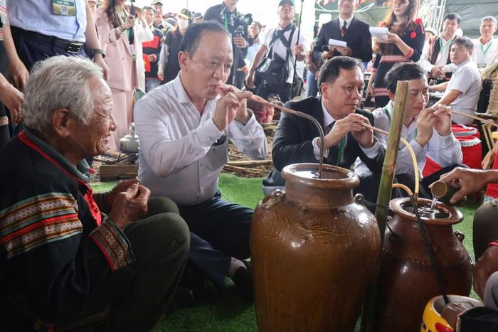  Đại biểu trải nghiệm thưởng thức rượu cần – nét văn hóa đặc trưng của đồng bào Tây Nguyên trong khuôn khổ các hoạt động của Lễ hội Sầu riêng Đắk Lắk năm 2026.