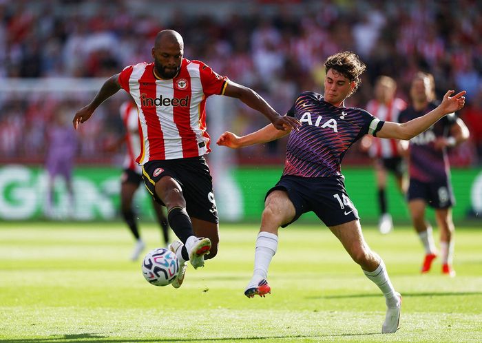 Brentford (áo sọc đỏ trắng) đánh bại Tottenham. (Ảnh: Reuters)