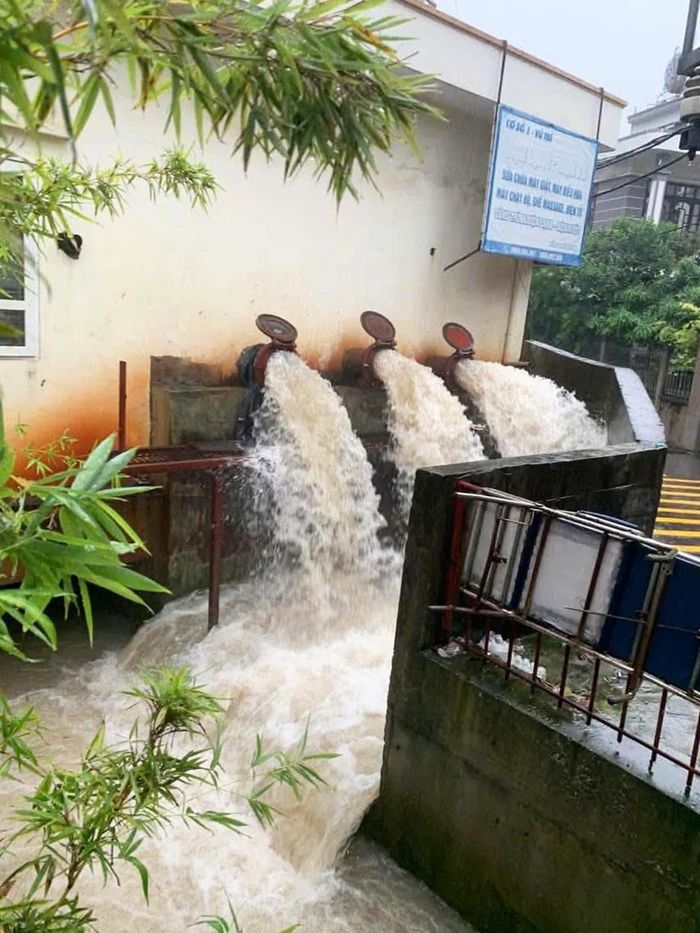 Các địa phương khẩn trương tổ chức bơm tiêu úng do lượng mưa do bão số 4 gây ra được dự báo lên tới 300mm. (Ảnh: Việt Hoàng)