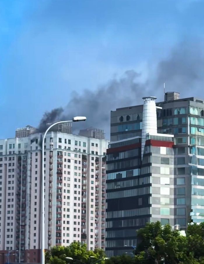 Khói bốc lên từ căn hộ tại tầng cao nhất cao ốc Phúc Thịnh, đường Cao Đạt, phường Chợ Quán, TP.HCM.