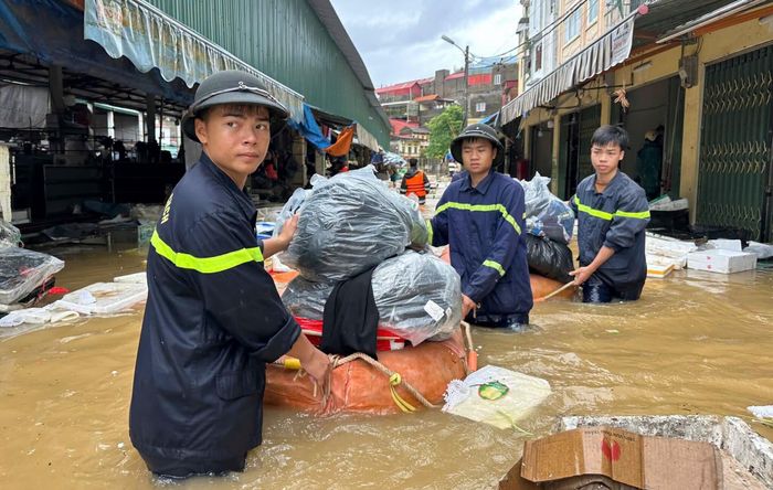 Hàng trăm chiến sĩ quân đội, công an hỗ trợ tiểu thương chợ Giếng Vuông di dời hàng hóa đến nơi an toàn.