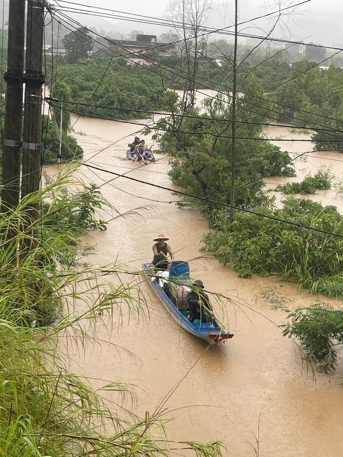 Nhiều tuyến đường vào thôn Đồng Mạ ngập sâu, chỉ thuyền nhỏ mới có thể tiếp cận, đưa nhu yếu phẩm vào các khu vực bị chia cắt. (Ảnh: Hà Quốc Hưng).