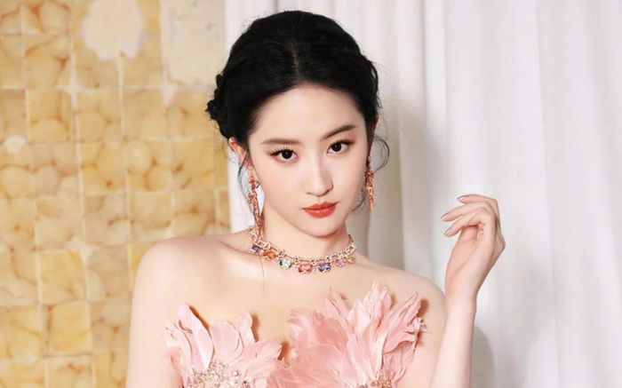 Dù sở hữu visual nổi bật nhưng Lưu Diệc Phi từng khiêm tốn nói trong một bài phỏng vấn rằng cô là người xấu nhất trong gia đình. Lý do là bà ngoại, mẹ và dì của “thần tiên tỷ tỷ” đều sở hữu nhan sắc cực kỳ ấn tượng.
