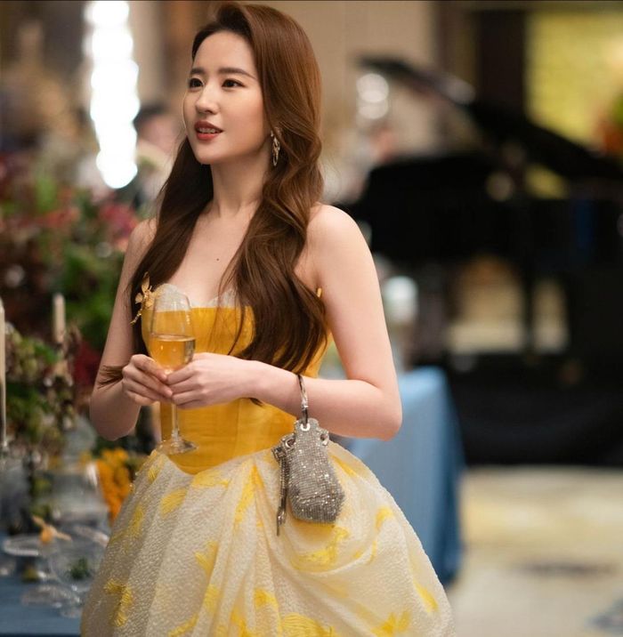 Nhờ vai Hoàng Diệc Mai trong Câu chuyện hoa hồng, Lưu Diệc Phi vinh dự nhận đề cử cho ngôi Thị hậu ở giải thưởng Bạch Ngọc Lan 2025. Tuy nhiên, việc nữ minh tinh xuất hiện tại đêm vinh danh các gương mặt được đề cử nhưng lại vắng bóng ở đêm trao giải dù có tên trong danh sách đi thảm đỏ khiến cô nhận nhiều tranh cãi trên mạng xã hội, ảnh hưởng không nhỏ tới hình tượng.