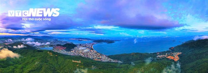 Nhìn từ đỉnh núi Vũng Chua xuống, đô thị Quy Nhơn hiện lên như một bức tranh rực rỡ với sự đan xen hoàn hảo giữa nhịp sống đô thị sôi động và không gian sinh thái xanh của núi, biển, đầm Thị Nại và bán đảo Phương Mai.