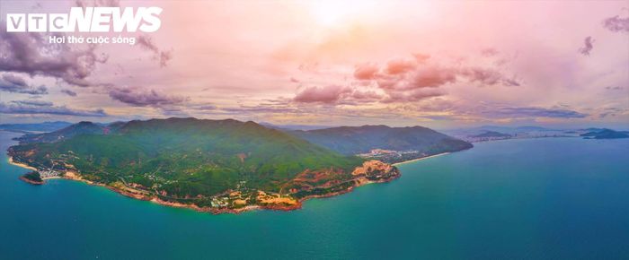 Bên cạnh đó, các tuyến quốc lộ trọng điểm giúp rút ngắn đáng kể thời gian di chuyển từ các tỉnh Tây Nguyên, các tỉnh miền Nam, Bắc đến với biển Quy Nhơn. 