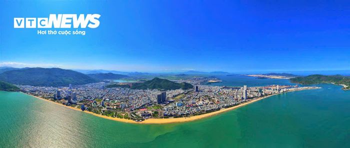 Nhiều năm trước, dải đất biển này chủ yếu là những xóm chài thưa thớt thì nay, tầm nhìn panorama từ trên cao ghi nhận sự thay đổi vượt bậc, hàng loạt tòa cao ốc, khách sạn và các khu nghỉ dưỡng đẳng cấp quốc tế mọc lên.