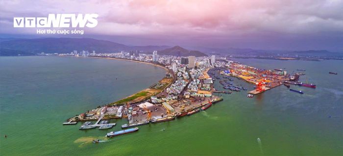 Đường thủ có Cảng biển Quy Nhơn, nơi cửa ngõ ra biển Đông của vùng Tây Nguyên và khu vực Tam giác Campuchia - Lào - Việt Nam. Cảng biển quy Nhơn luôn có sản lượng hàng hóa thông quan kỷ lục, tạo động lực phát triển mạnh mẽ cho logistics và công nghiệp.